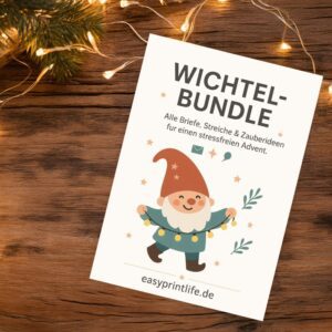 Auf dem Bild ist das Cover des Wichtel-Bundles zu sehen. Es ist ein Wichtel mit roter Mütze abgebildet, der eine Lichterkette in den Händen hält. Das Bundle liegt auf einem dunklen rustikalen Holztisch mit Lichterkette