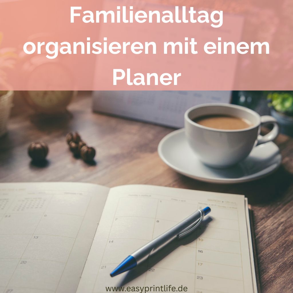 Auf dem Bild ist ein aufgeschlagener Planer zu sehen, auf dem ein Stift liegt. Dahinter steht eine Tasse Kaffee, Pflanzen und Nüsse
