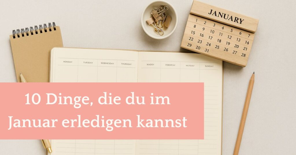 Minimalistischer Arbeitsplatz mit offenem Wochenplaner, Notizbuch, Stift und Holzkalender für den Januar