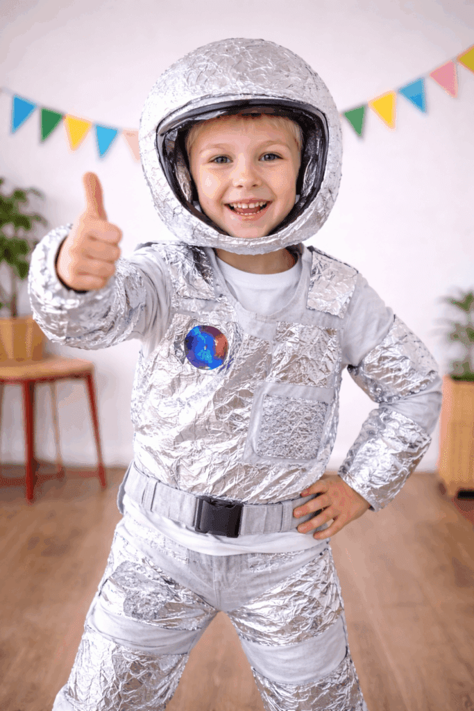Astronaut Karnevalskostüm aus Alufolie mit selbstgemachtem Helm