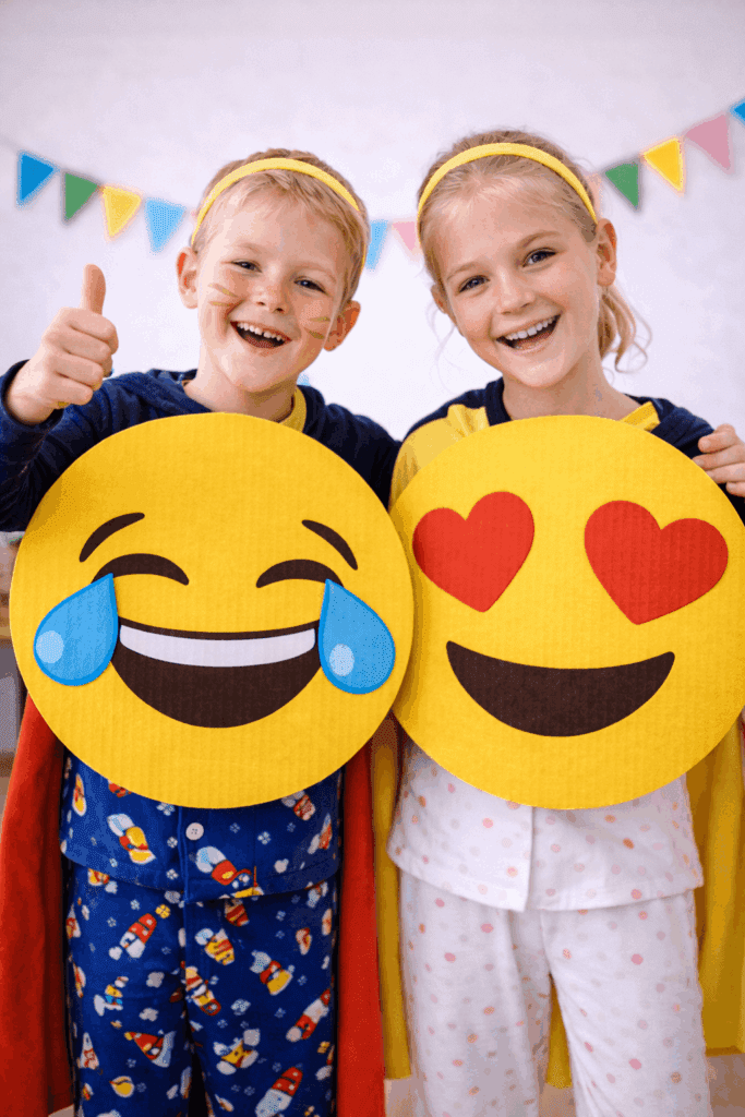 Emoji Karnevalskostüm aus Pappe mit lachendem Smiley