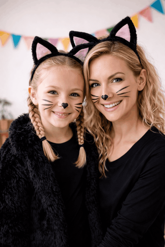 Katze Karnevalskostüm mit schwarzer Kleidung, Katzenohren und aufgemalten Schnurrhaaren