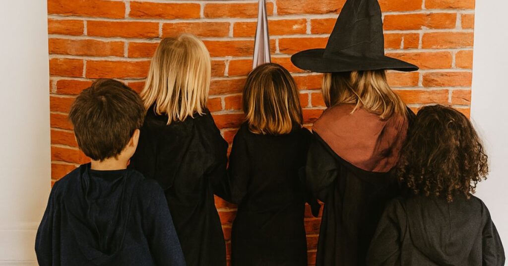 Kinder stehen vor einem geheimen Durchgang beim Start eines magischen Kindergeburtstags